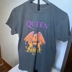 Que Gray Tee with Purple and Orange Graphic